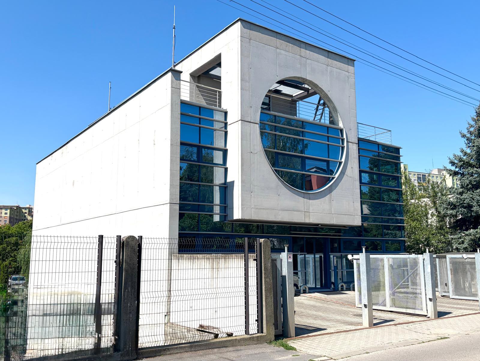 Pohľad na betónovú a presklenú fasádu objektu