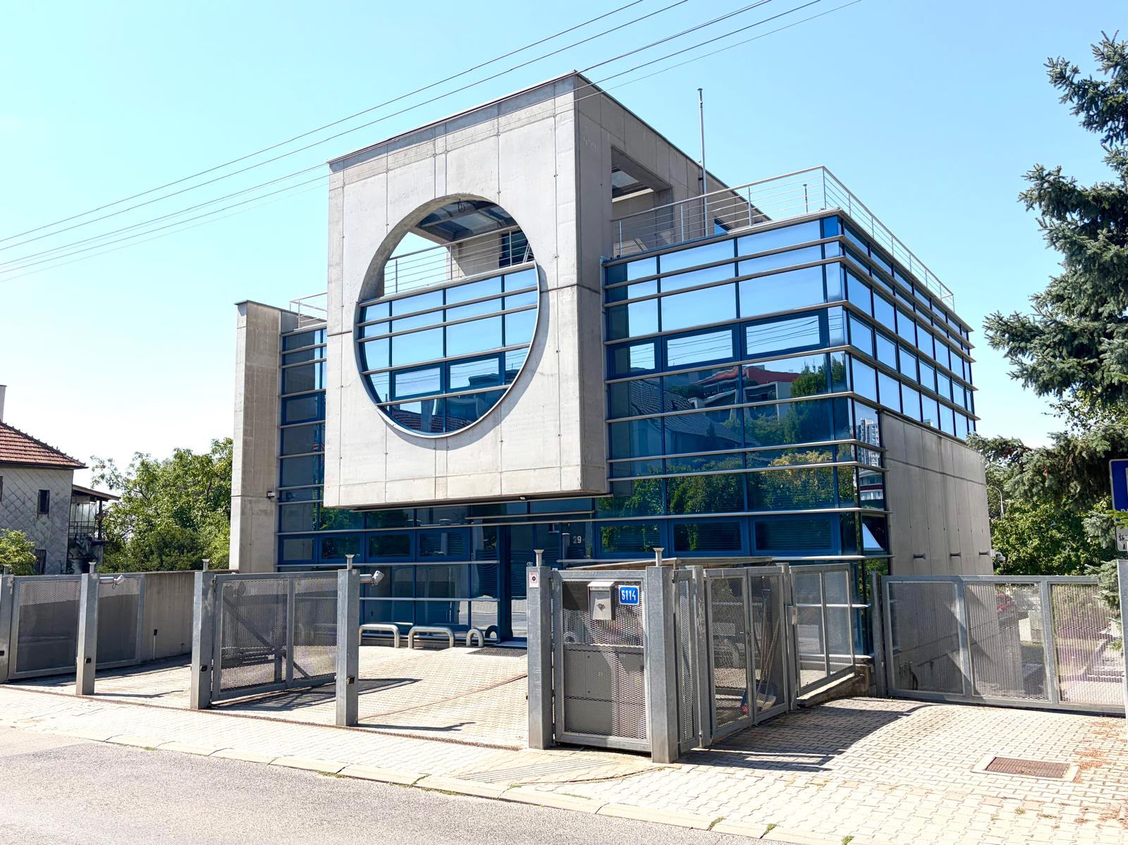 Budova na Líščom údolí s kruhovým čelným oknom a presklenou fasádou